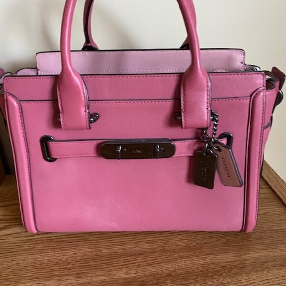 COACH Swagger 27 in Pebble Leather Carryall Light silver pink NWOT - Picture 1 of 4